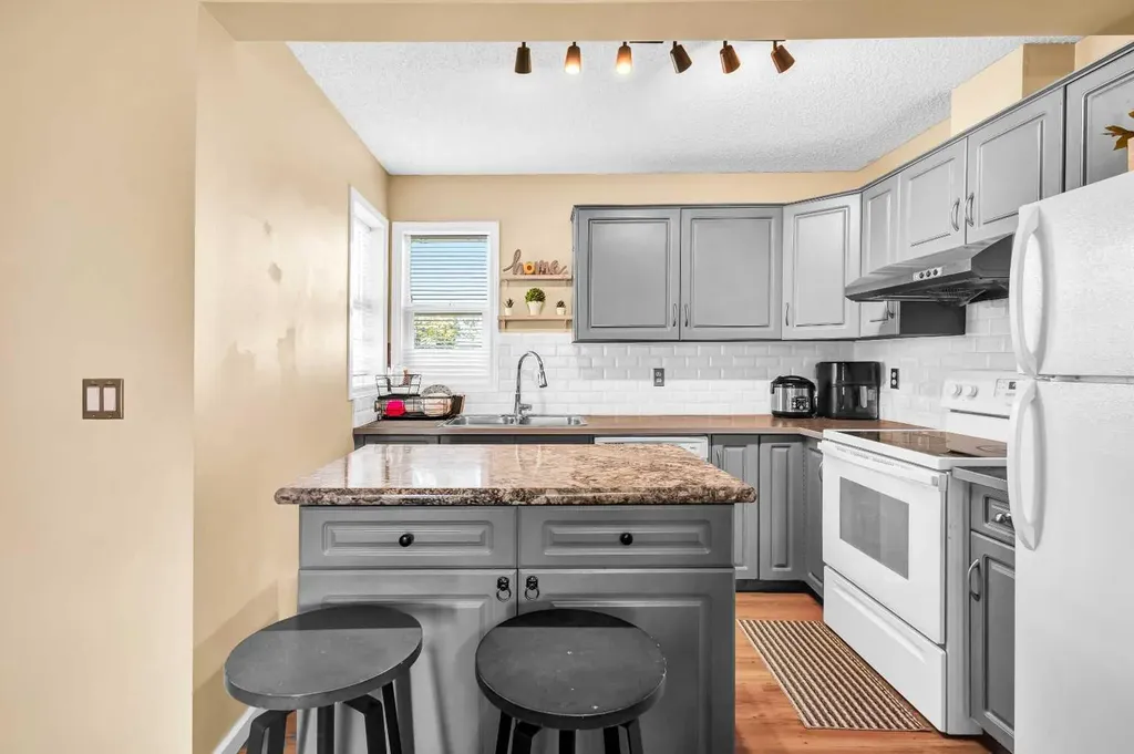 200 Hidden Hills Terrace NW Calgary AB T3A 6E8