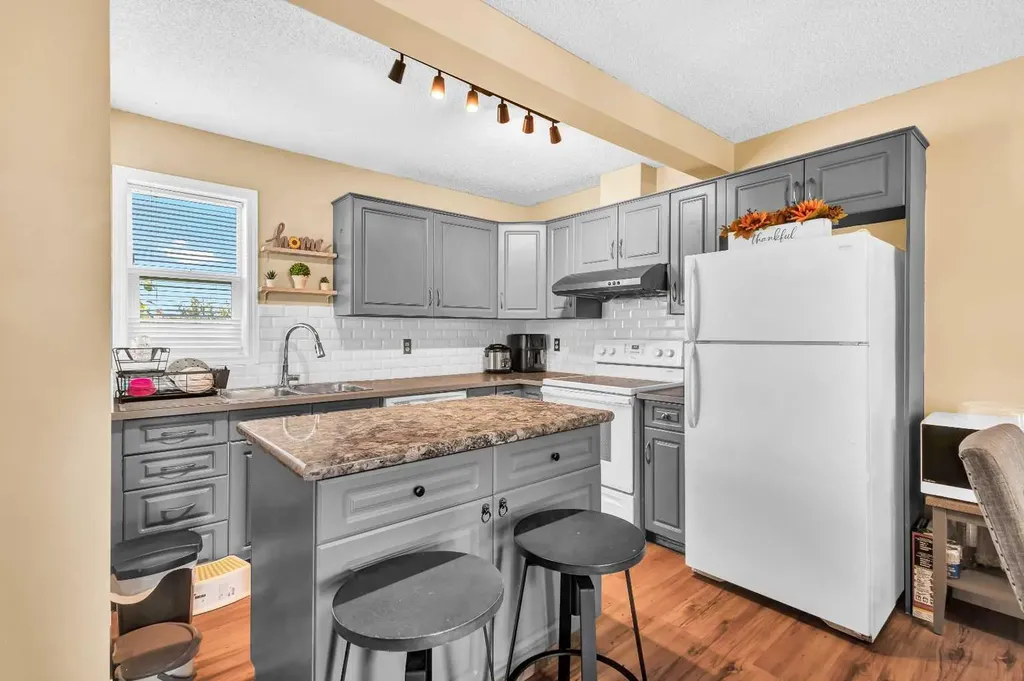 200 Hidden Hills Terrace NW Calgary AB T3A 6E8