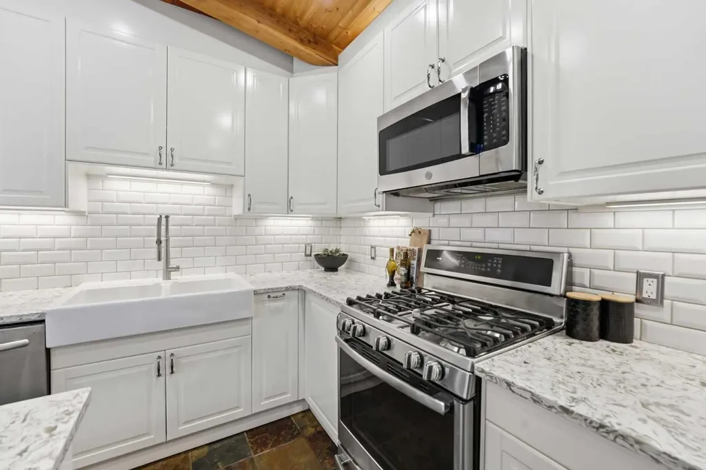 2623 Glenmount Drive SW Calgary AB T3E 4C2