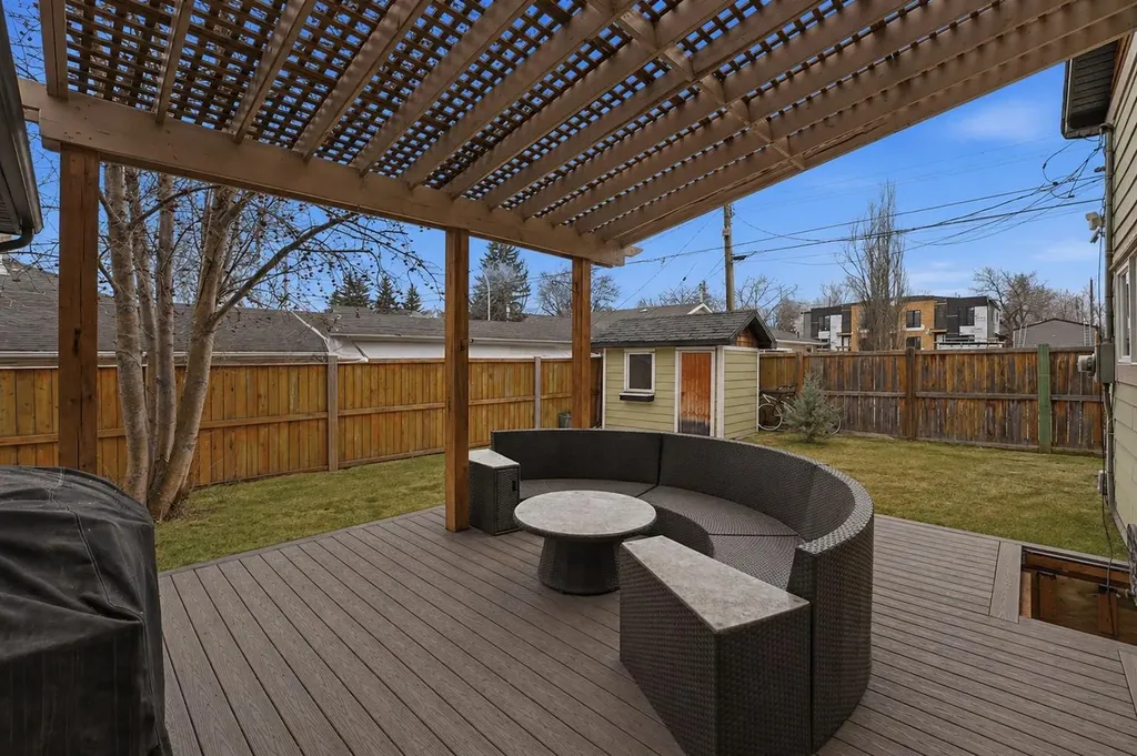 2623 Glenmount Drive SW Calgary AB T3E 4C2