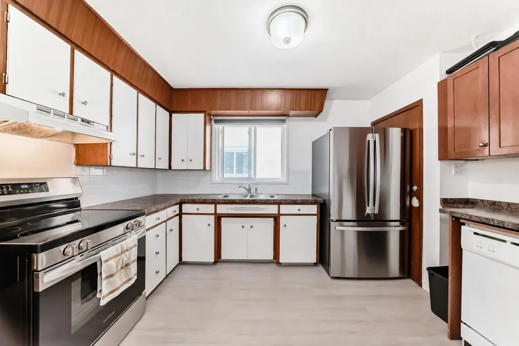 417 37 Street SW Calgary AB T3C 1R7