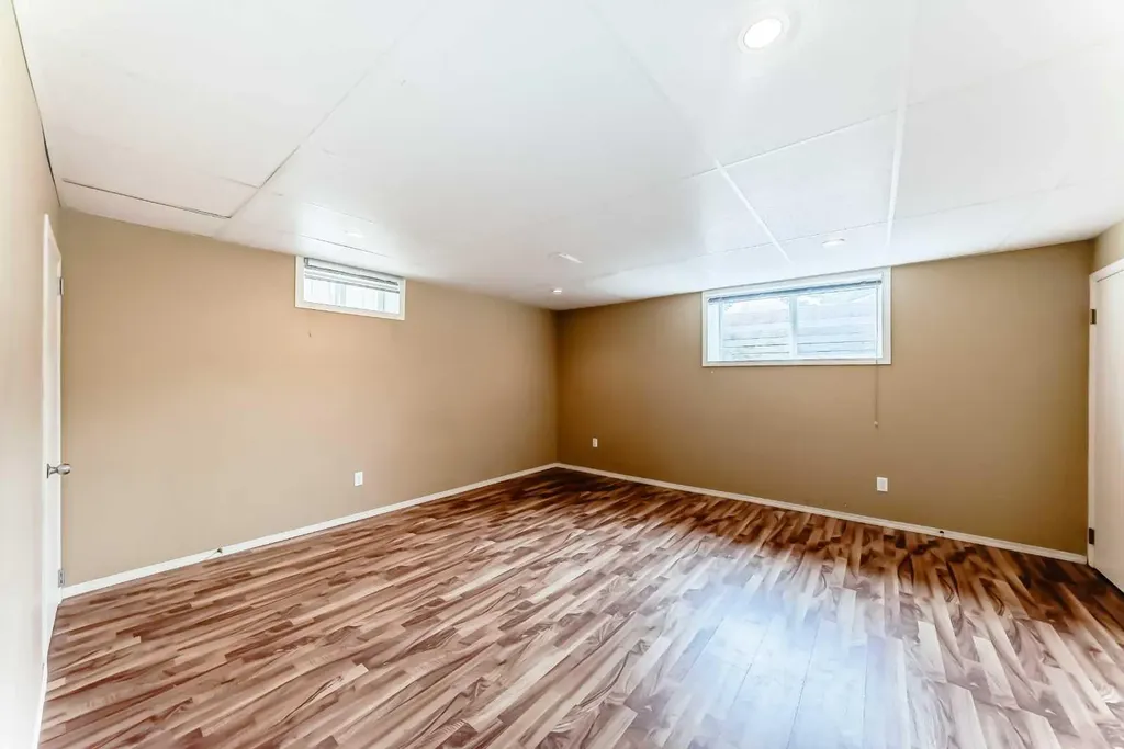 417 37 Street SW Calgary AB T3C 1R7