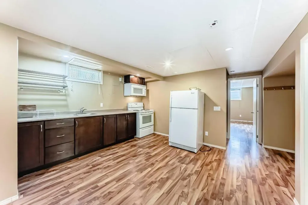 417 37 Street SW Calgary AB T3C 1R7