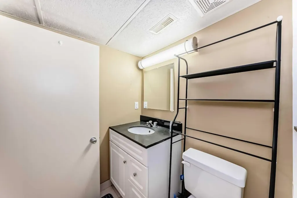 417 37 Street SW Calgary AB T3C 1R7