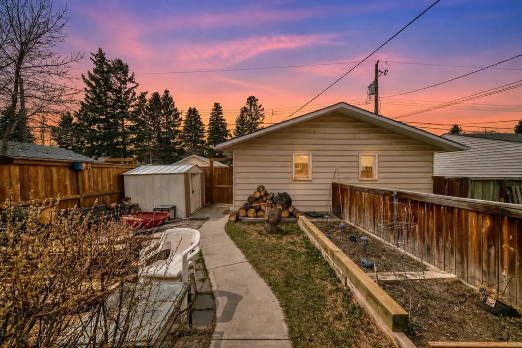 417 37 Street SW Calgary AB T3C 1R7