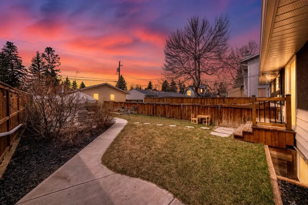 417 37 Street SW Calgary AB T3C 1R7