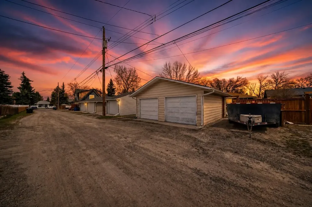 417 37 Street SW Calgary AB T3C 1R7
