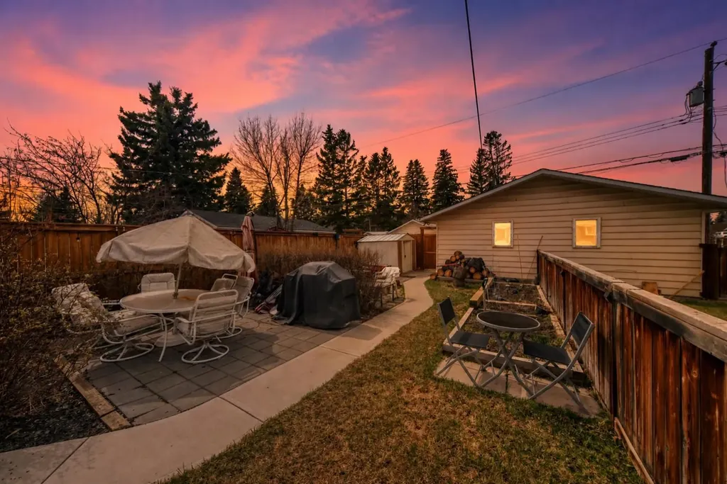 417 37 Street SW Calgary AB T3C 1R7
