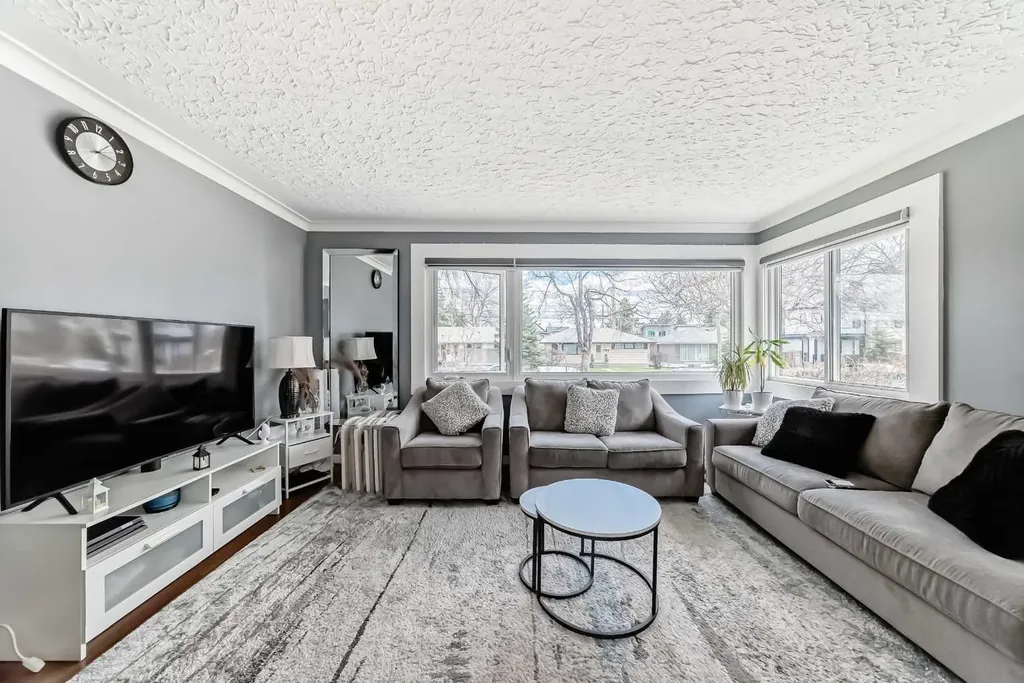 417 37 Street SW Calgary AB T3C 1R7