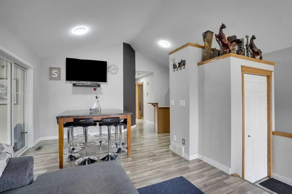 4 Martin Crossing Bay NE Calgary AB T3J3S8
