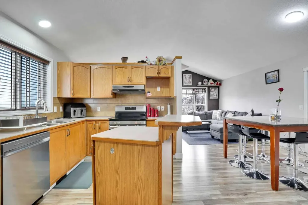4 Martin Crossing Bay NE Calgary AB T3J3S8