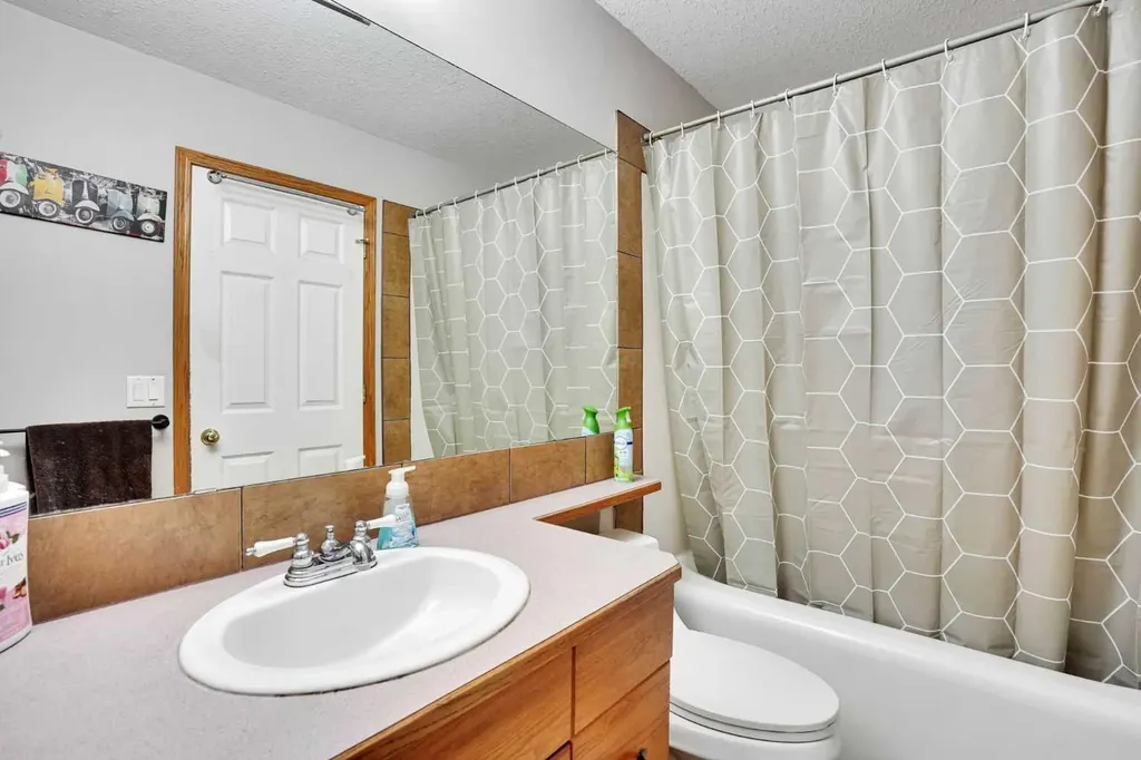 4 Martin Crossing Bay NE Calgary AB T3J3S8