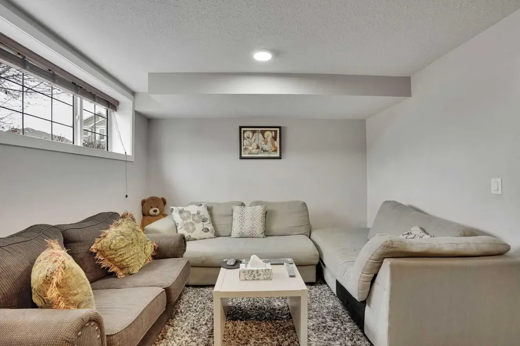 4 Martin Crossing Bay NE Calgary AB T3J3S8