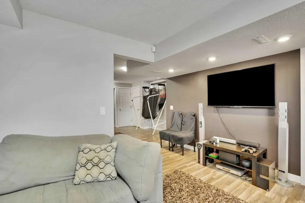 4 Martin Crossing Bay NE Calgary AB T3J3S8