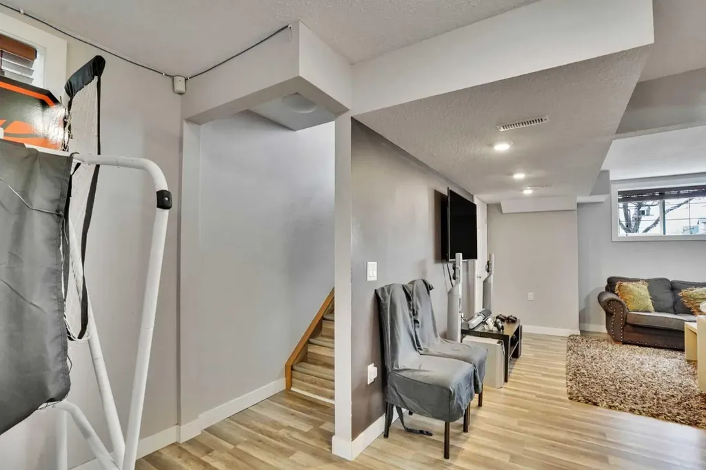 4 Martin Crossing Bay NE Calgary AB T3J3S8