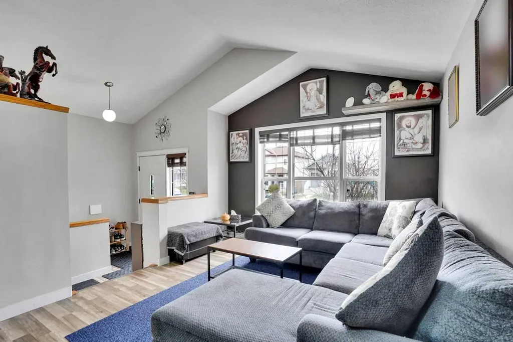 4 Martin Crossing Bay NE Calgary AB T3J3S8