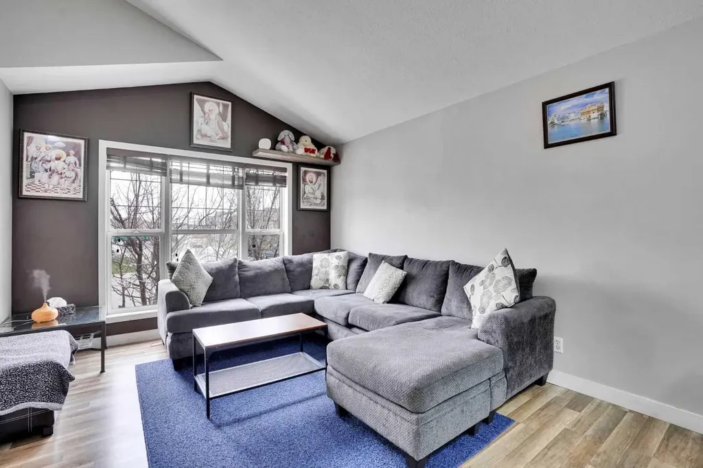 4 Martin Crossing Bay NE Calgary AB T3J3S8