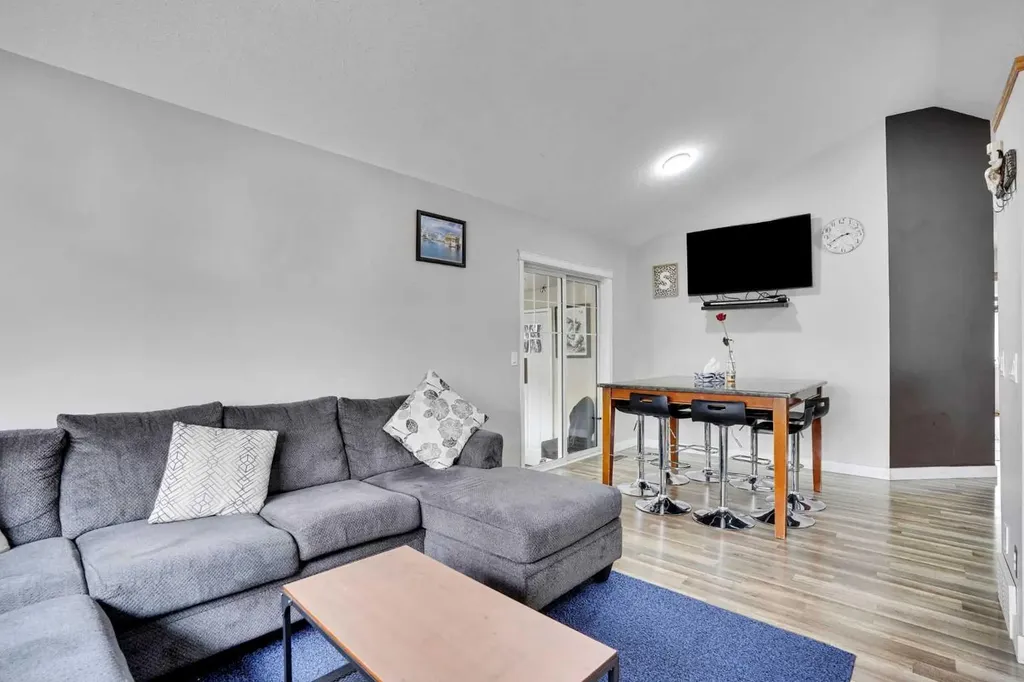 4 Martin Crossing Bay NE Calgary AB T3J3S8