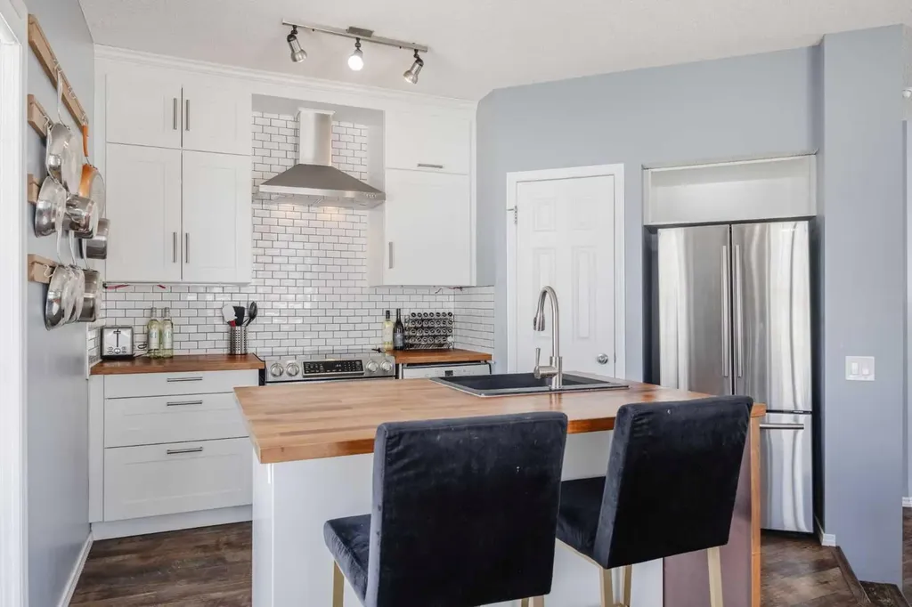322 Mckenzie Towne Link SE Calgary AB T2Z 4E8
