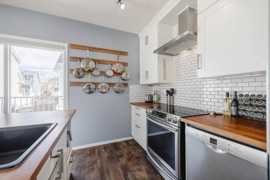 322 Mckenzie Towne Link SE Calgary AB T2Z 4E8