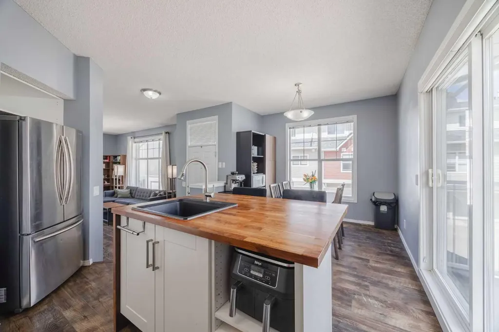 322 Mckenzie Towne Link SE Calgary AB T2Z 4E8
