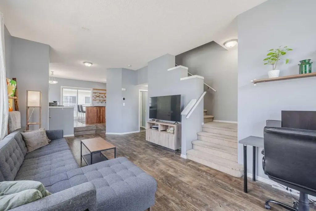 322 Mckenzie Towne Link SE Calgary AB T2Z 4E8