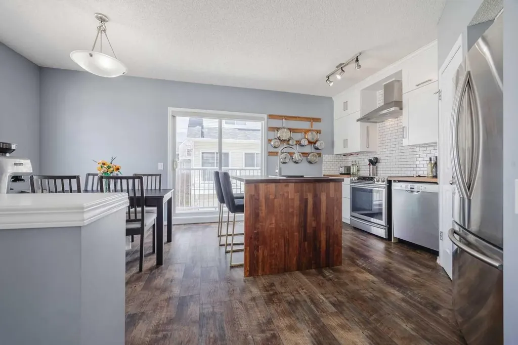 322 Mckenzie Towne Link SE Calgary AB T2Z 4E8