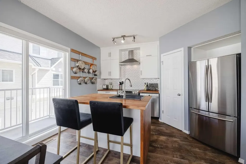 322 Mckenzie Towne Link SE Calgary AB T2Z 4E8