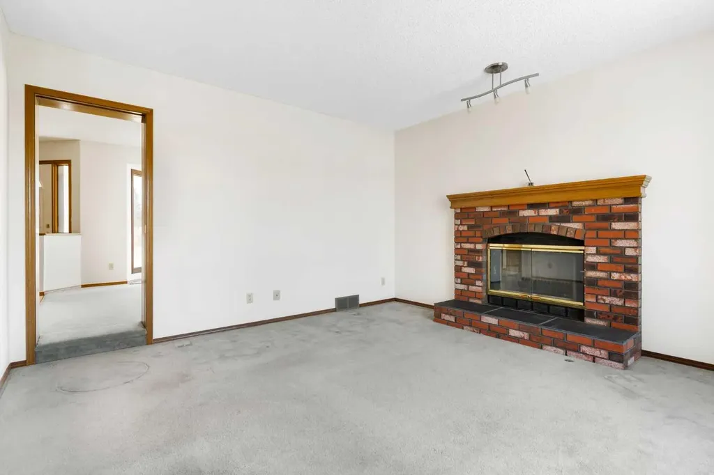 190 Hawkville Close NW Calgary AB T3G 3N6