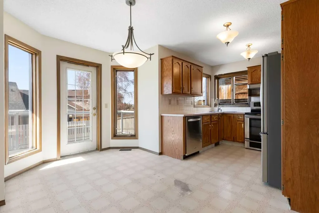 190 Hawkville Close NW Calgary AB T3G 3N6