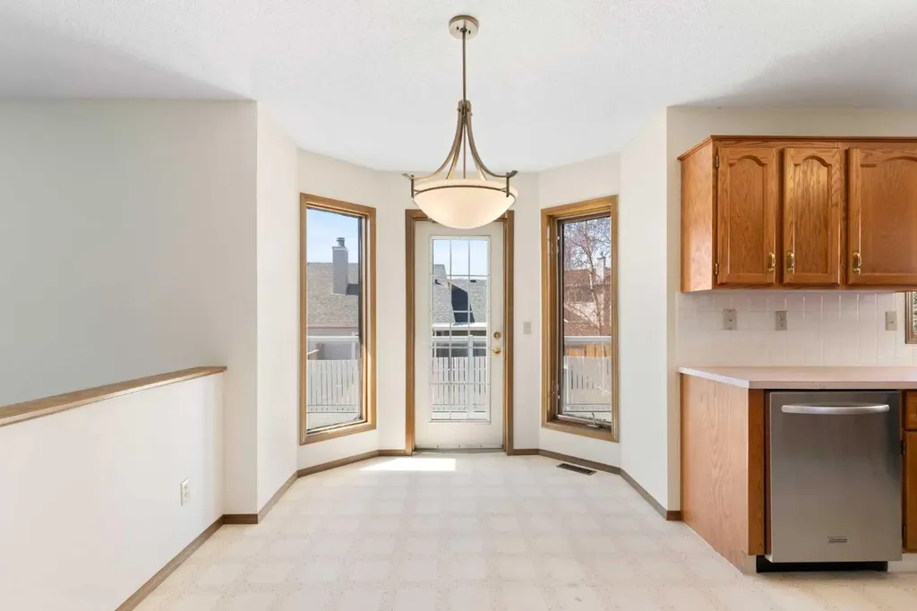 190 Hawkville Close NW Calgary AB T3G 3N6