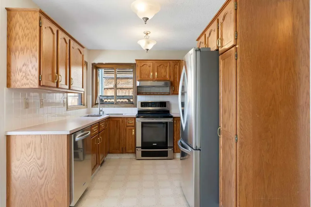190 Hawkville Close NW Calgary AB T3G 3N6