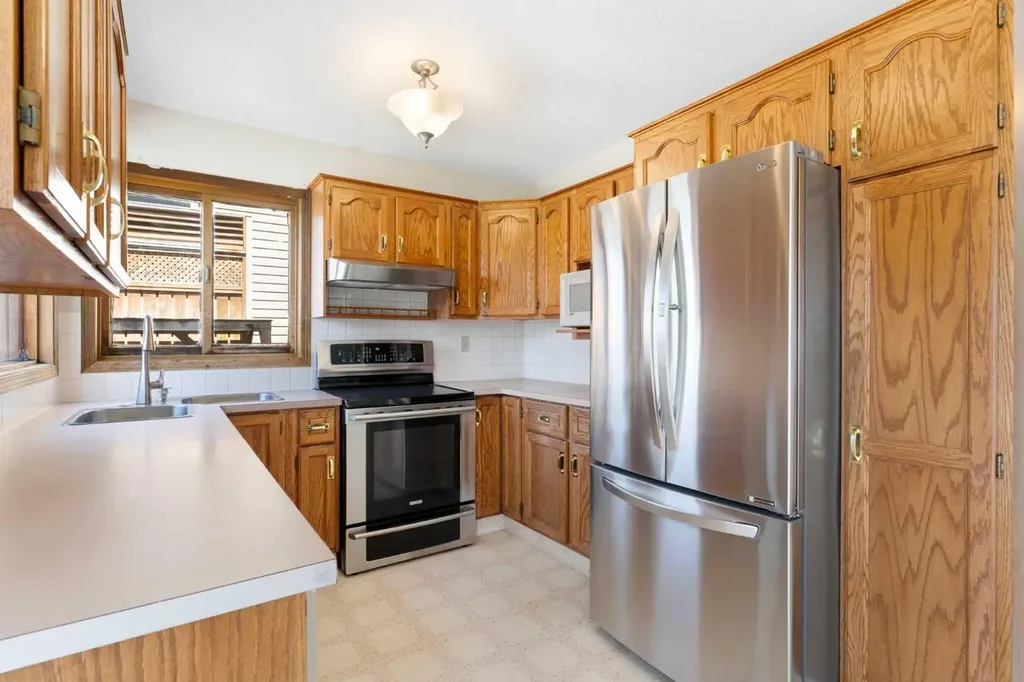 190 Hawkville Close NW Calgary AB T3G 3N6