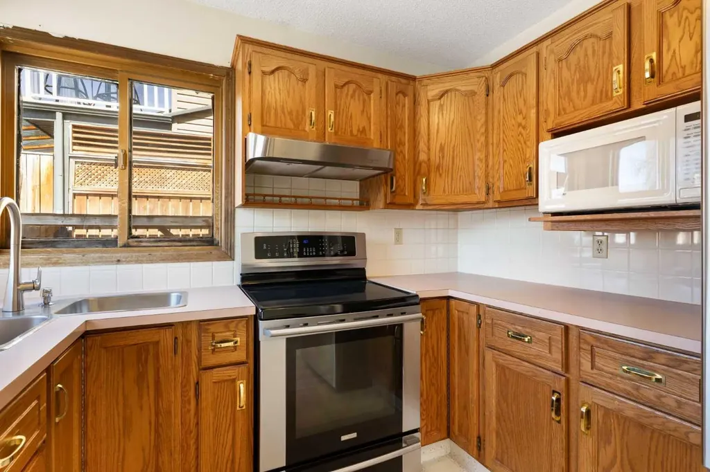 190 Hawkville Close NW Calgary AB T3G 3N6