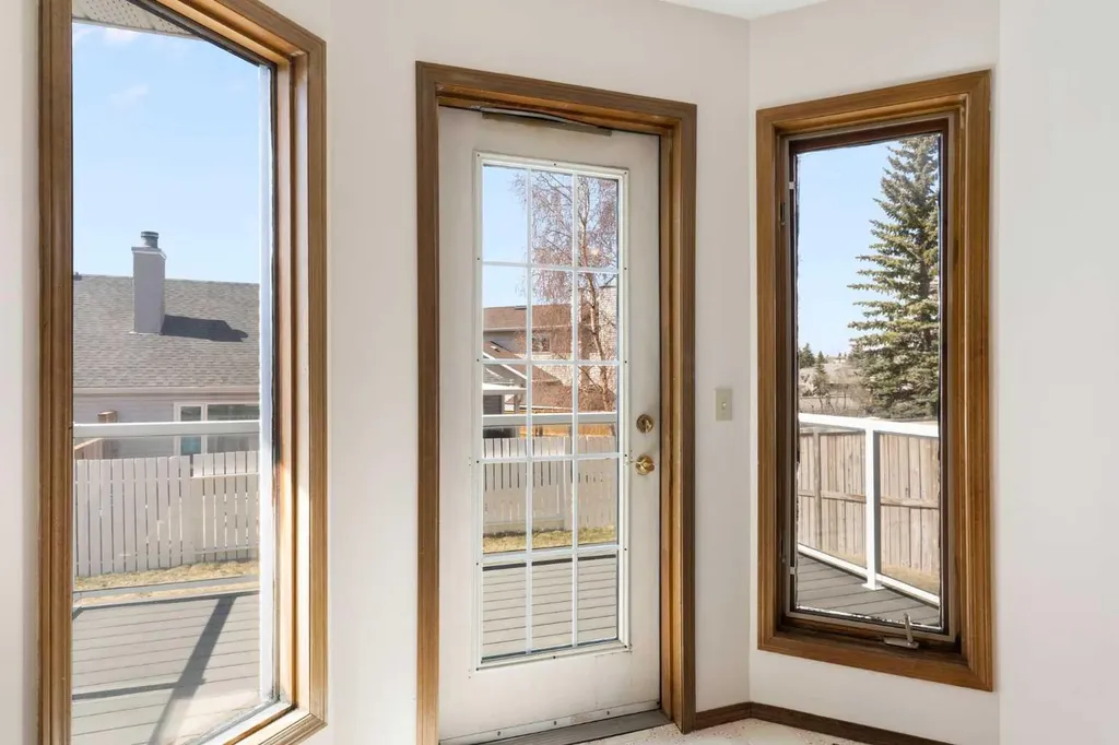 190 Hawkville Close NW Calgary AB T3G 3N6