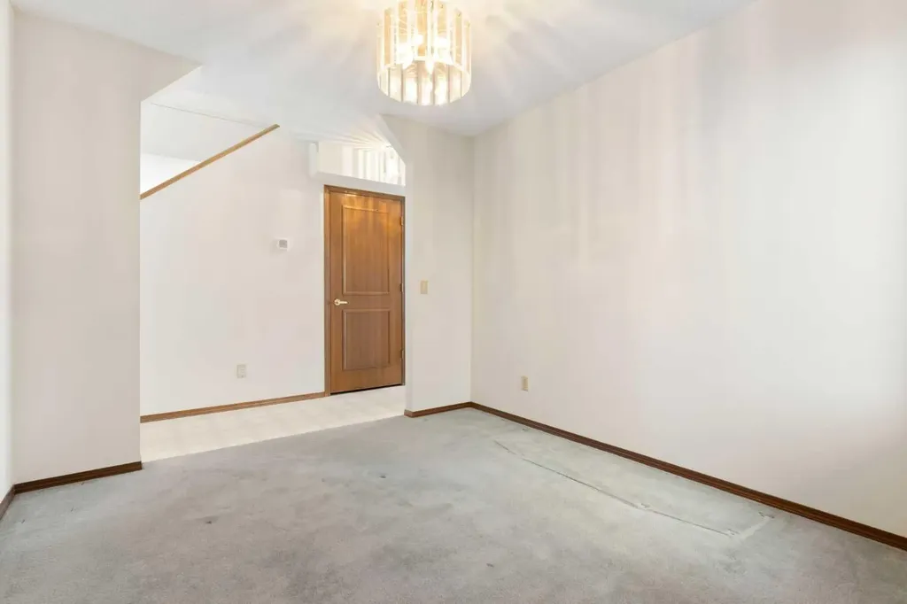 190 Hawkville Close NW Calgary AB T3G 3N6