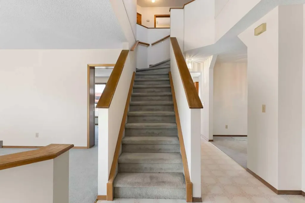 190 Hawkville Close NW Calgary AB T3G 3N6