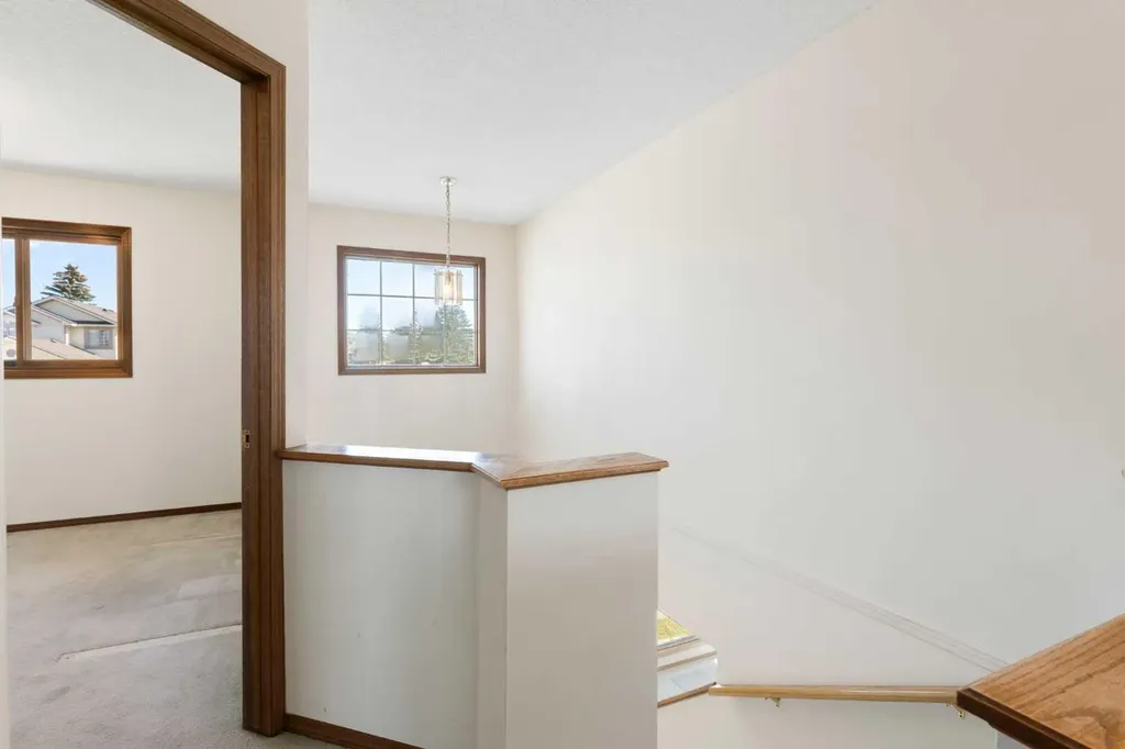 190 Hawkville Close NW Calgary AB T3G 3N6