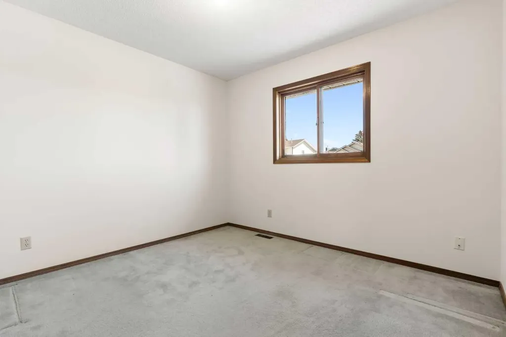 190 Hawkville Close NW Calgary AB T3G 3N6
