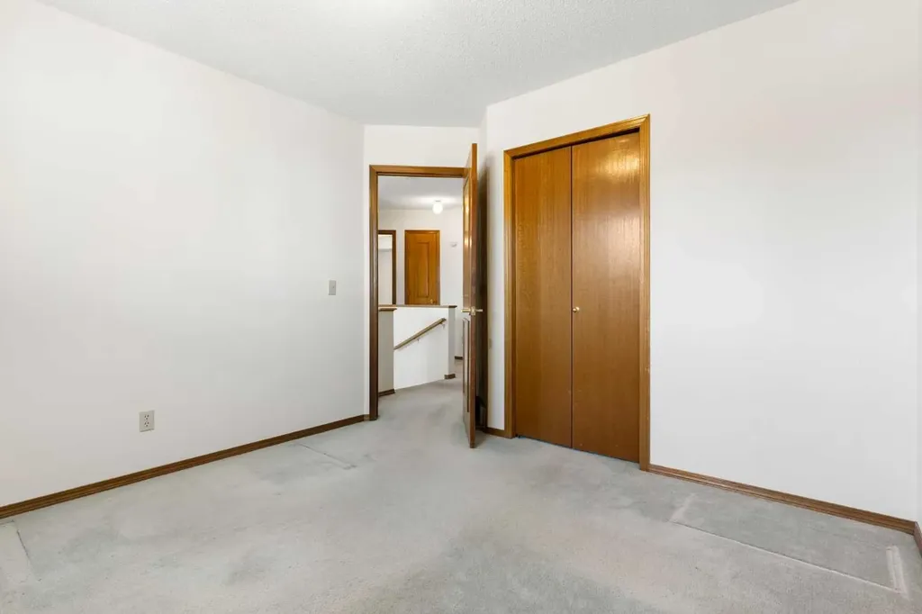 190 Hawkville Close NW Calgary AB T3G 3N6
