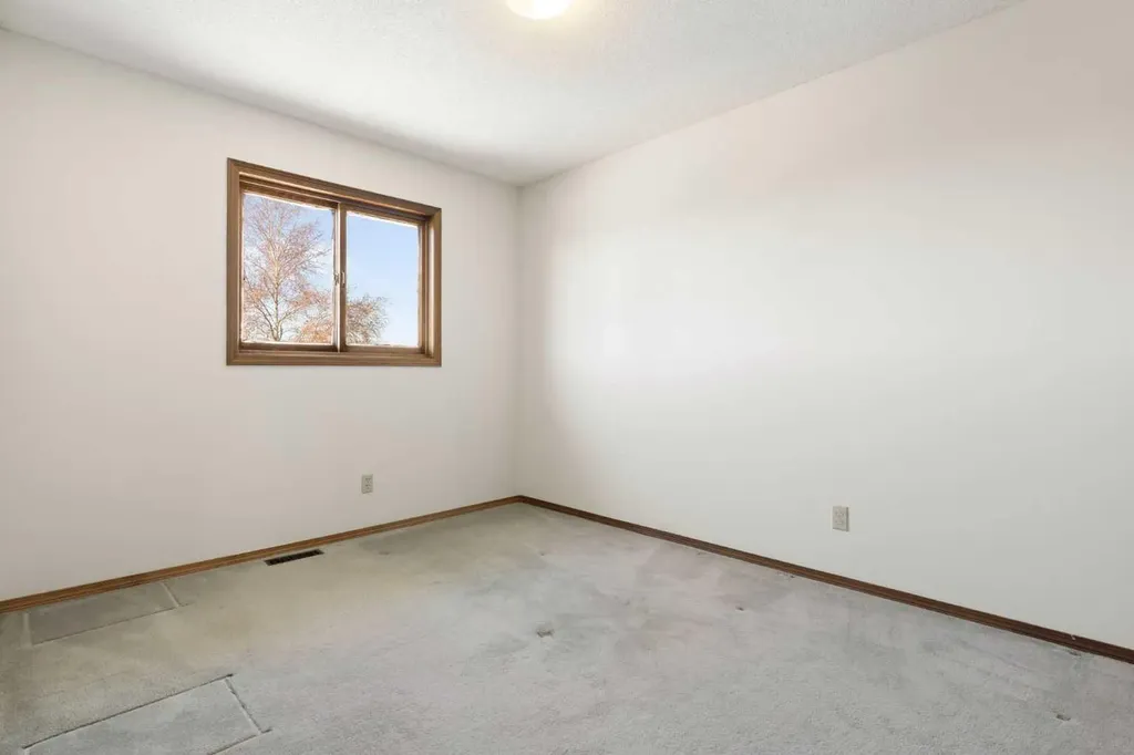190 Hawkville Close NW Calgary AB T3G 3N6