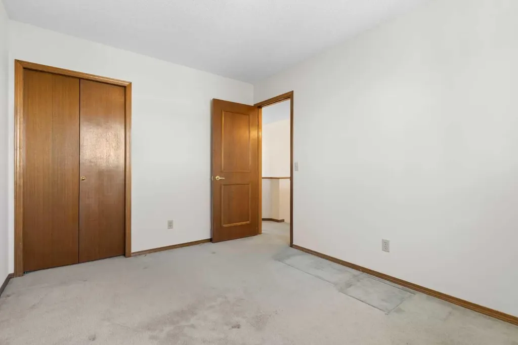 190 Hawkville Close NW Calgary AB T3G 3N6