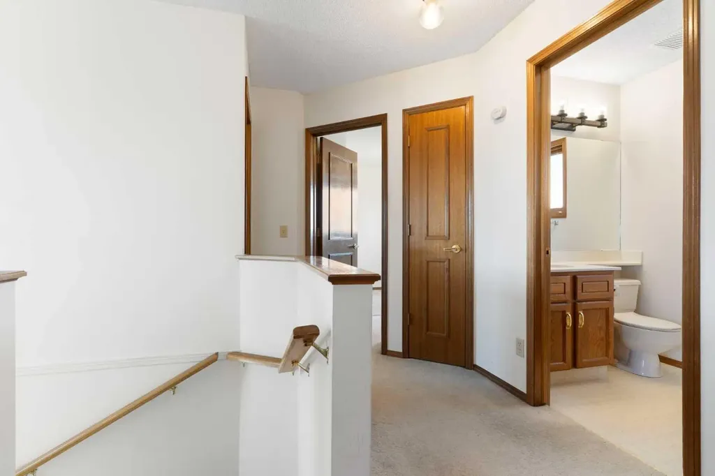 190 Hawkville Close NW Calgary AB T3G 3N6