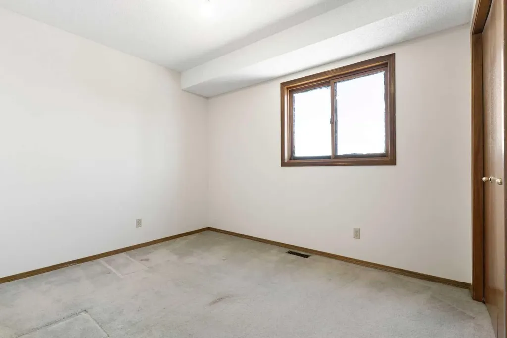 190 Hawkville Close NW Calgary AB T3G 3N6