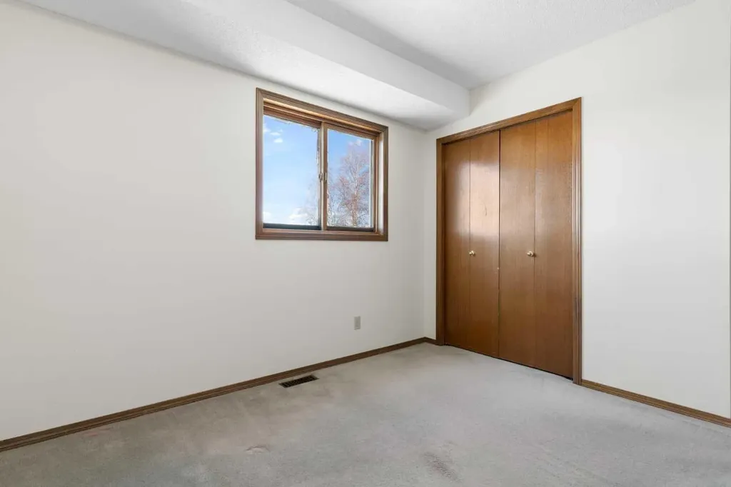 190 Hawkville Close NW Calgary AB T3G 3N6