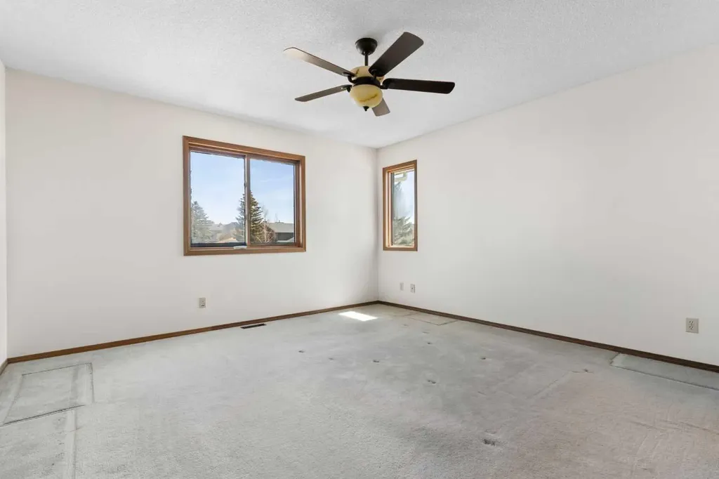 190 Hawkville Close NW Calgary AB T3G 3N6