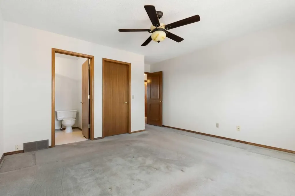 190 Hawkville Close NW Calgary AB T3G 3N6