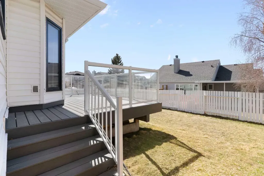 190 Hawkville Close NW Calgary AB T3G 3N6