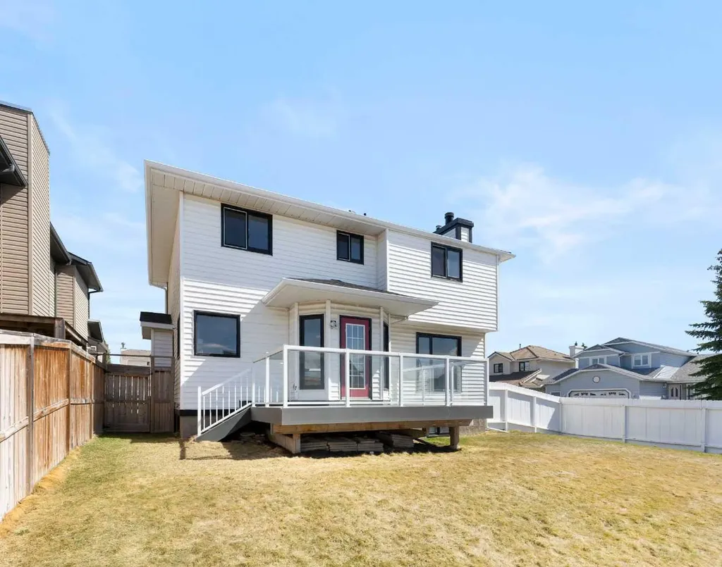 190 Hawkville Close NW Calgary AB T3G 3N6
