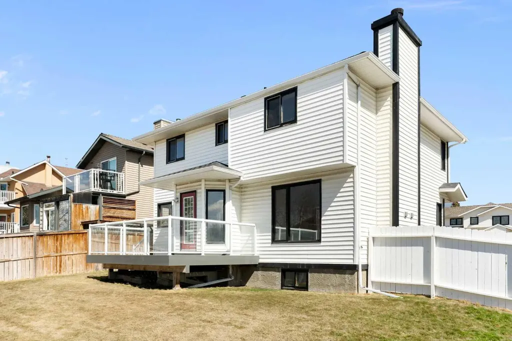 190 Hawkville Close NW Calgary AB T3G 3N6